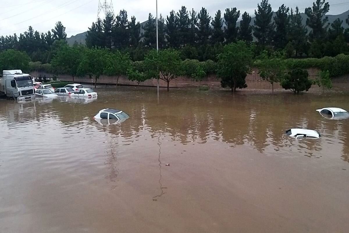 سیلاب ۳ مسیر اصلی در مشهد را مسدود کرد